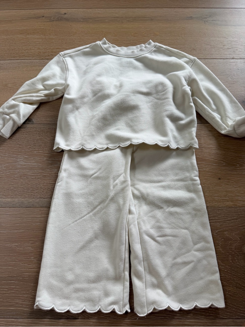 Amazon Essentials Cream Scallop-Edge Kids sweat Set